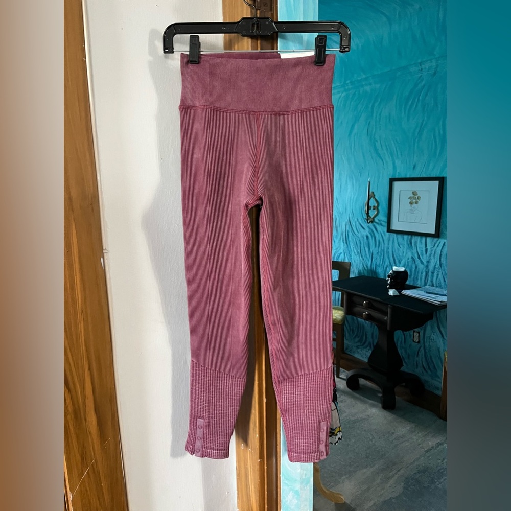 Activewear OFFLINE BY AERIE WOMENS SMALL MAROON LEGGINGS.